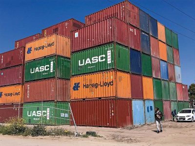 Ensenada, cercada por un muro de contenedores