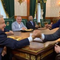 AMLO recibe a Andy Ruiz y le obsequia billete de 500 pesos por su hazaña