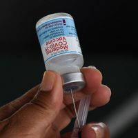 Llega primer lote de vacunas de Moderna contra covid-19 para venta en farmacias