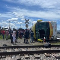 Autobús con pasajeros intentó ganar el paso al tren y terminó arrollado; hay tres muertos