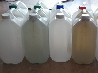 Guardá los bidones de plástico pequeños y creá este proyecto imprescindible para decorar tu baño con estilo