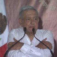 López Obrador envía "un abrazo" a reporteros tras accidente en Sonora