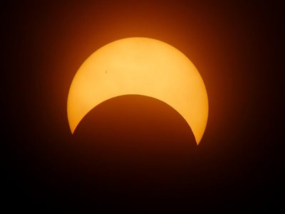 Llegó el eclipse total: miralo a través de estas páginas y canales