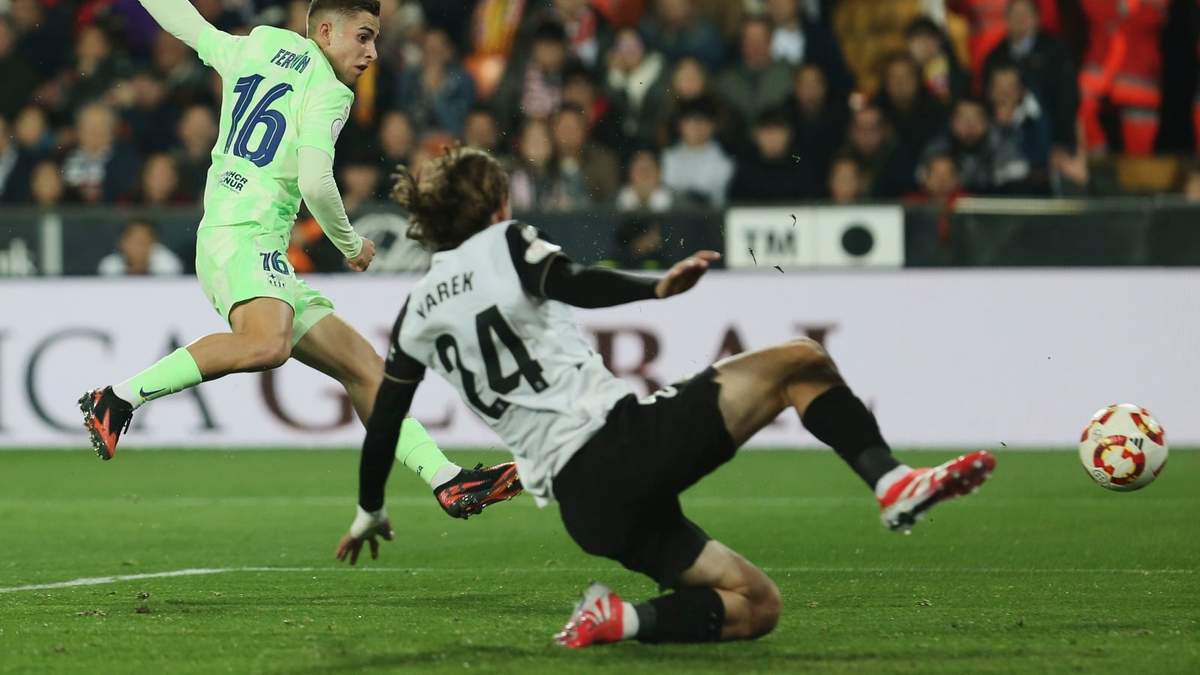 Fermín López anota el tercer gol del Barcelona ante el Valencia en los cuartos de final de la Copa del Rey