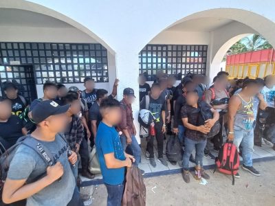 INM rescató a 129 migrantes hacinados en un camión que circulaba por Veracruz