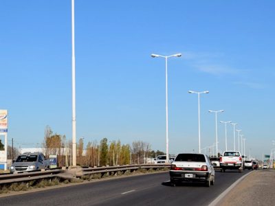 Un camión cargado con rollos de césped se prendió fuego en la Ruta 7