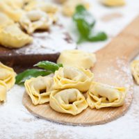 Capelletis con masa de empanada: si querés resolver el almuerzo de domingo con una idea rápida, barata y rica