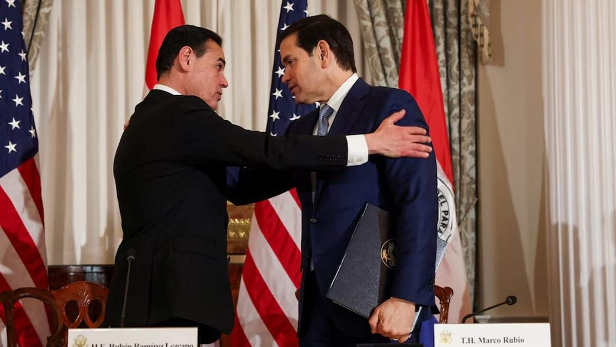 Marco Rubio y Ruben Ramírez durante la firma del acuerdo de cooperación militar y de seguridad nacional entre Estados Unidos y Paraguay,