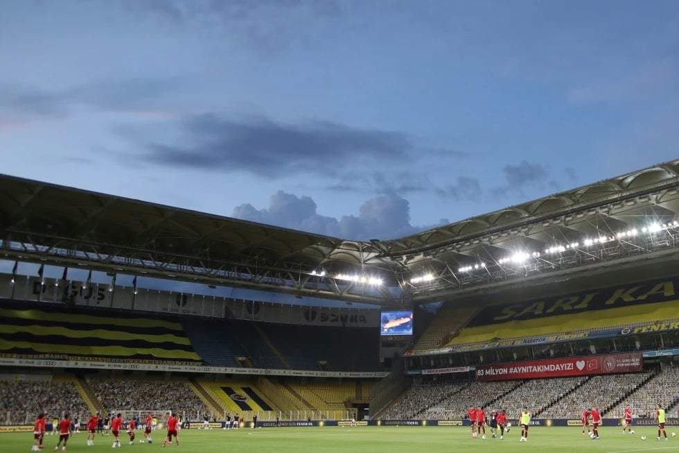 Jugadores del Fenerbahçe y el Kayserispor calientan antes de un partido de la Superliga Turca entre ambos equipos en Estambul, el viernes 12 de junio de 2020.