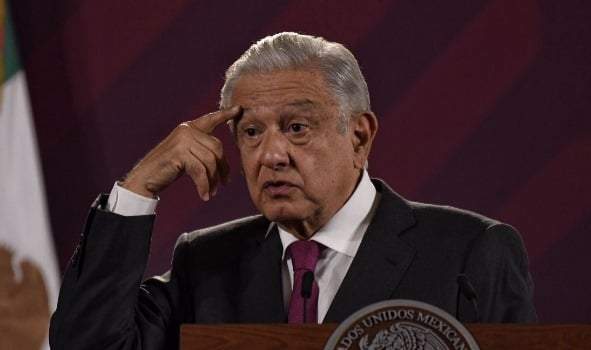 “Basta de simular, esos organismos tienen el problema de que le cuestan mucho al pueblo, aparte de que simulan, engañan y cuestan mucho”, apuntó el presidente en su crítica al INAI