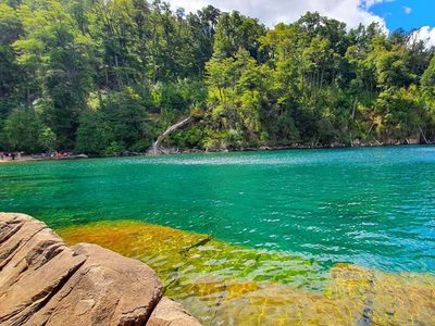 Aguas turquesas en plena Patagonia: cómo llegar a Yuco, la playa que enamora en el sur