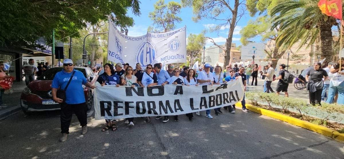 La columna encabezada por la CGT se extendió por casi una decena de cuadras en Neuquén. Fuente (Javier Manzano)