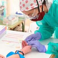 El aumento de casos de coronavirus complica el recurso humano de los laboratorios de Neuquén