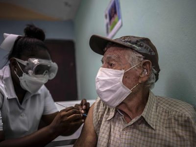Cuba dejará de usar solamente sus vacunas en la campaña contra el coronavirus: sumará una china