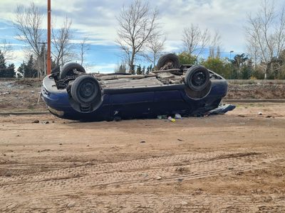 Plaza Huincul: un automóvil volcó en la Ruta 22