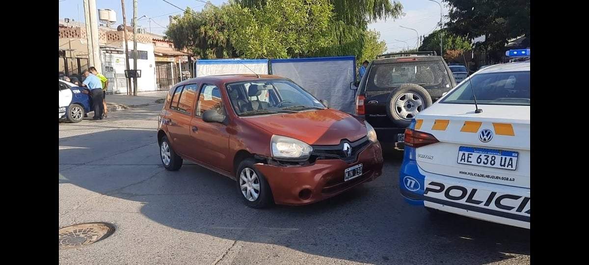 Los vehículos protagonistas del incidente vial que derivó en la muerte por infarto de uno de los conductores. Fuente (Policía de Neuquén)