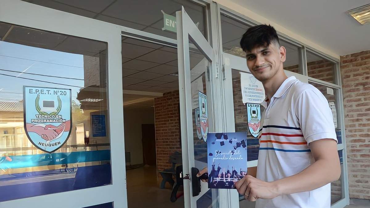 Ezequiel López con su libro que ayuda a estudiantes a terminar la escuela. Fuente: (Twitter)