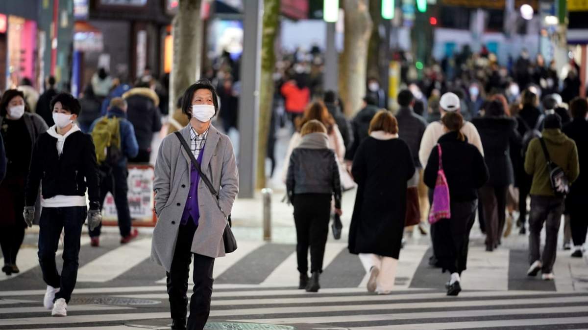 Japoneses transitan por las calles de Tokio, capital del país. Fuente: (Twitter)