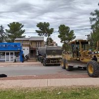 Milagro en Añelo: un camión sin chofer se descontroló y terminó incrustado en una casa