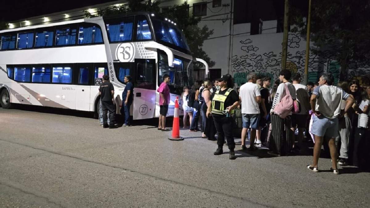 Momento en el que los padres y los chicos se enteraron que no salían a horario por las irregularidades detectadas. Fuente (Centenario Digital)