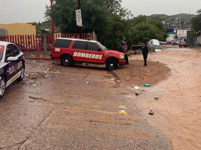 Mueren dos niñas y una mujer al ser arrastradas por un caudal durante tormenta en Nogales (Videos)