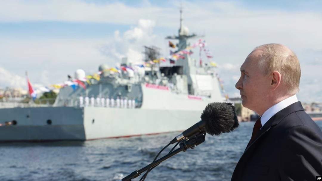El presidente ruso, Vladímir Putin, saluda a los marinos antes del desfile naval por el Día de la Armada Rusa en San Petersburgo, Rusia, el domingo 28 de julio de 2024