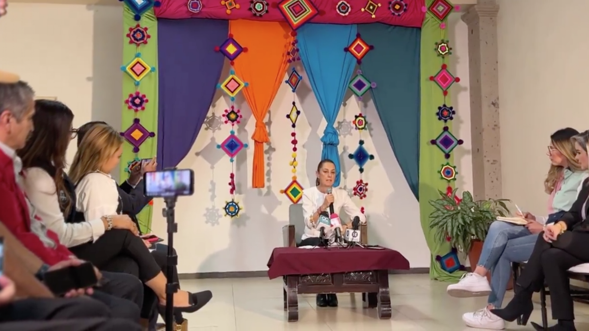 La candidata en la conversación con medios en Nayarit