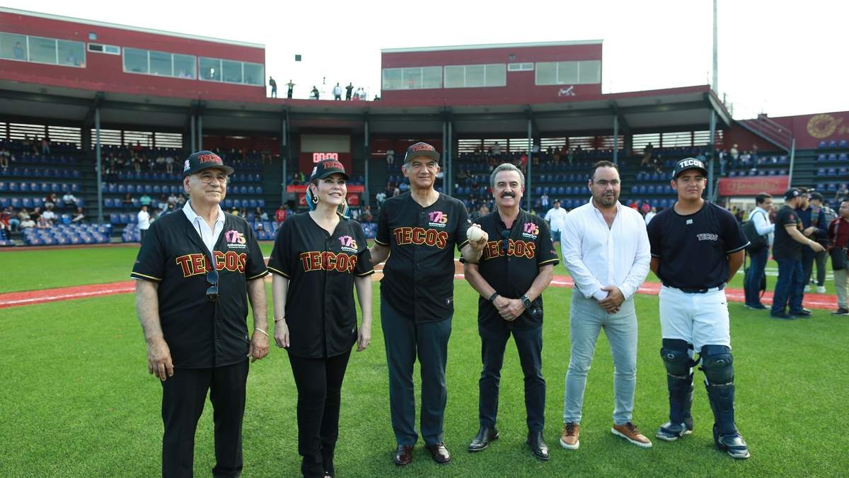 Lanza Américo primera bola en partido de la Liga Mexicana de Beisbol