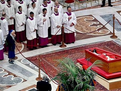 Una monja rompió el protocolo y lloró junto al ataúd del papa Francisco