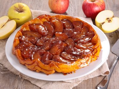 Sin horno y con 4 ingredientes: torta invertida de manzana bien económica y rica a la hora del mate