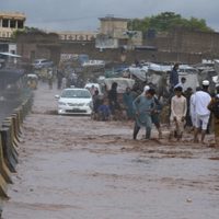 Los muertos por las lluvias en Pakistán suben a 63, y se esperan más tormentas