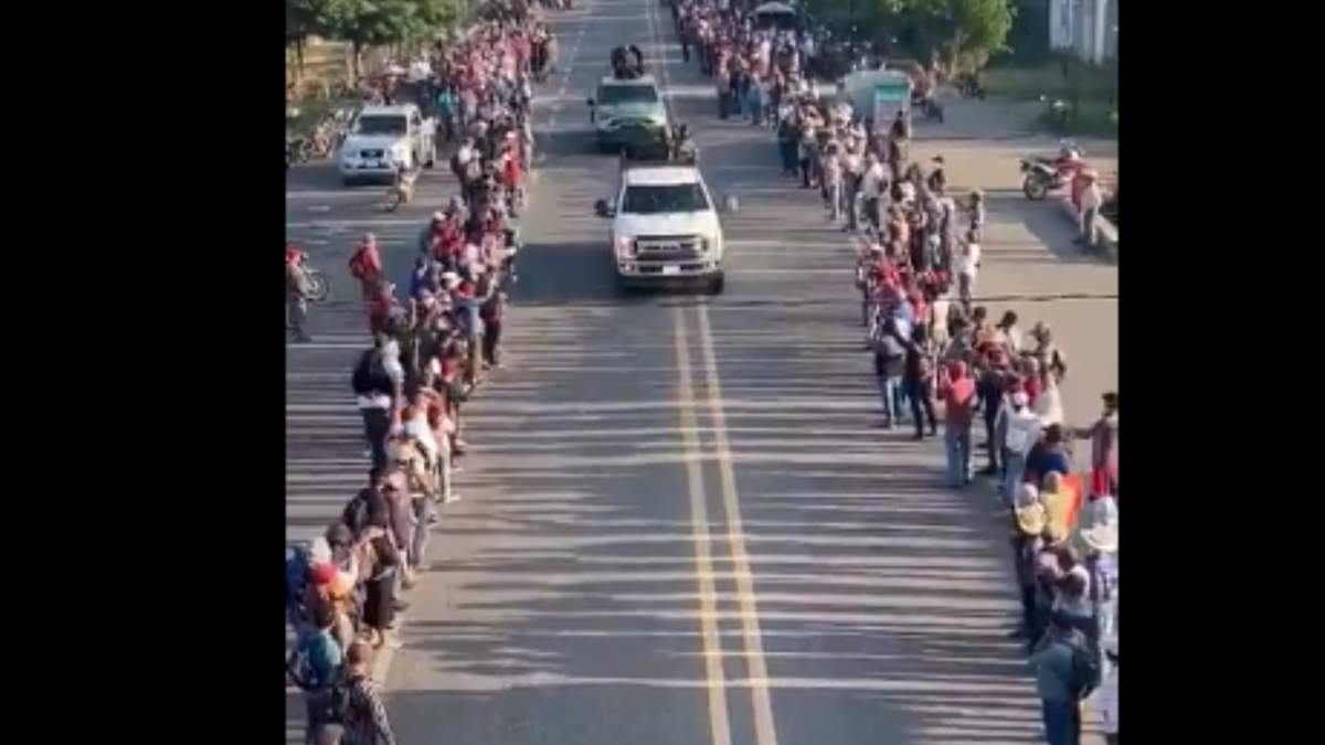 Ovación a los civiles con armas largas a bordo de vehículos tipo monstruo en la carretera Panamericana