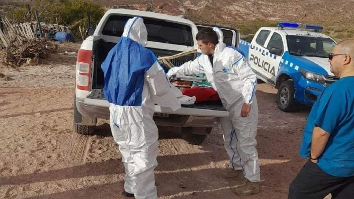 Equipo de criminalística en la zona donde fue encontrado el criancero. Fuente: (Dirección Seguridad Interior Chos Malal)