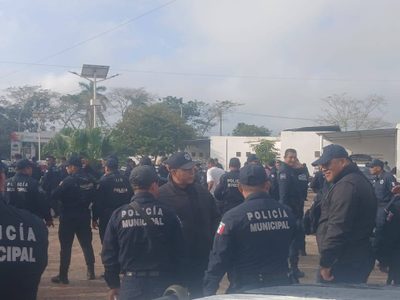 Policías de Cunduacán, Tabasco, protestan para exigir aumento salarial y prestaciones