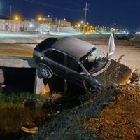 Impactante accidente en Centenario: un auto terminó colgando en el puente inconcluso de Avenida Traful