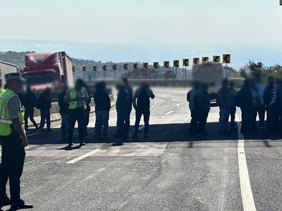 Manifestantes bloquean la autopista La Pera-Cuautla en ambos sentidos