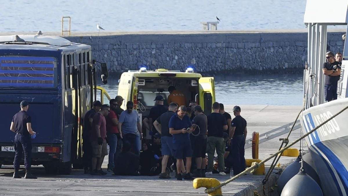 Migrantes rescatados en el puerto de Mitilene, en la isla nororiental del Mar Egeo, Lesbos, Grecia