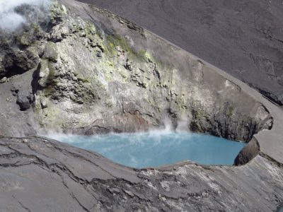 Instalan un telescopio en el volcán Copahue para monitorizar la actividad en el interior del cráter