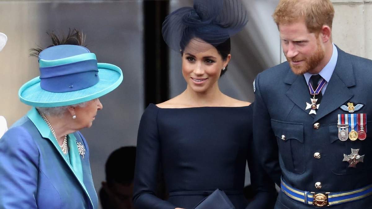 Otros tiempos: la Reina Isabel, Meghan Markle y Harry. Fuente: (Instagram)