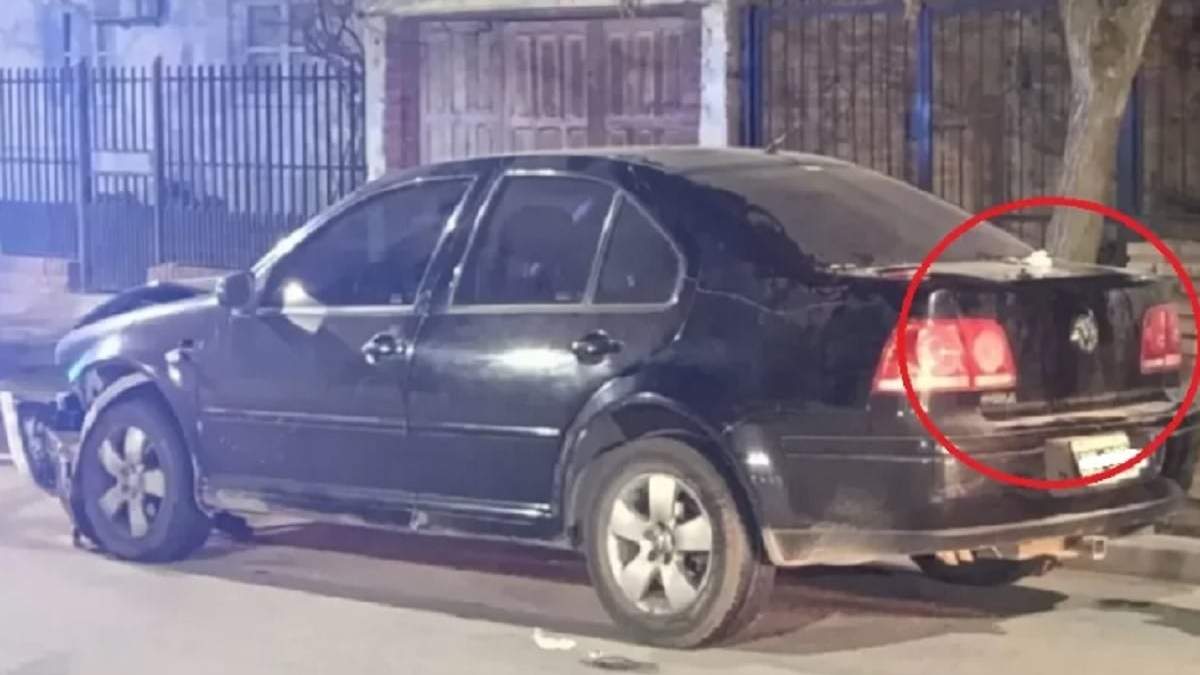 La pareja de motoqueros chocó contra el VW Bora y tomó de rehén a la conductora. Fuente (Alerta Digital)