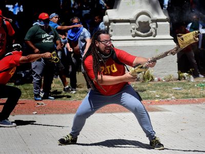 Agarraron al "hombre mortero", el manifestante que agredió a la policía durante una protesta
