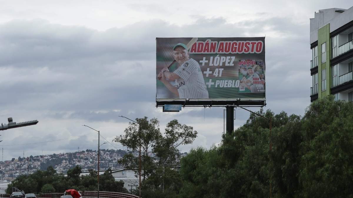 Un espectacular de Adán Augusto López