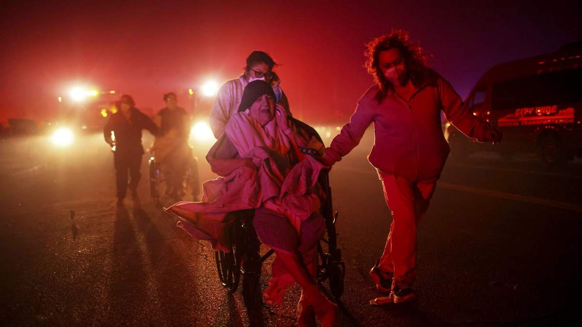 7 de enero. Residentes de un asilo son evacuados ante la proximidad del incendio forestal Eaton, en Altadena, California