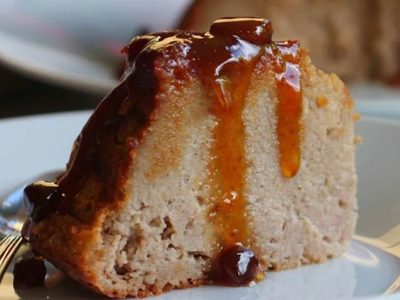 Si tenés medialunas de hace unos días en casa, no las tires: prepará este budín de pan en menos de 1 hora