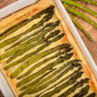 Tarta de espárragos y mascarpone: resolvé la cena con esta tarta de temporada que es una delicia