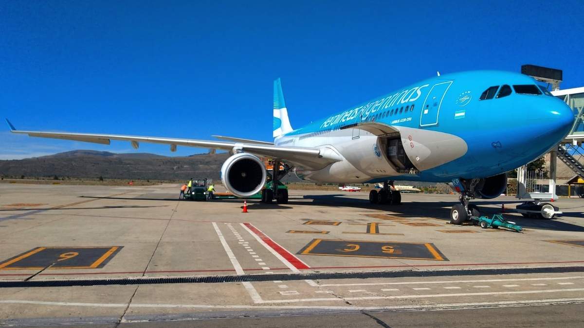 Un avión de Aerolíneas Argentinas en Bariloche. Fuente: (Twitter)
