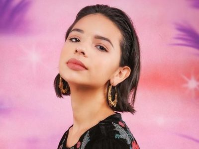 “Como la Flor”: el nuevo video de Ángela Aguilar inspirado en Selena Quintanilla