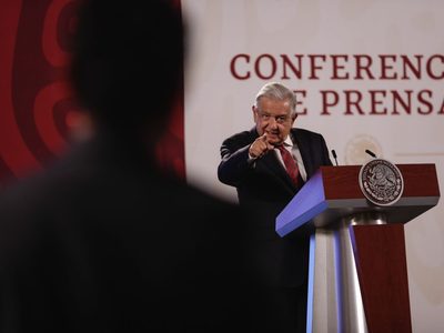 AMLO defiende campaña de Morena para exhibir a diputados como traidores a la patria