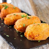 Croquetas de cebolla, queso y papa: ideales para la picada perfecta y en pocos minutos