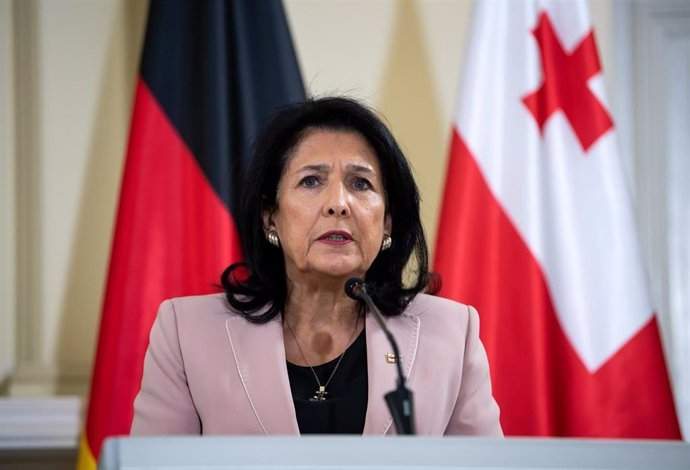 Presidenta de Georgia anuncia que seguirá en el cargo tras declarar ilegítimo el proceso de sucesión